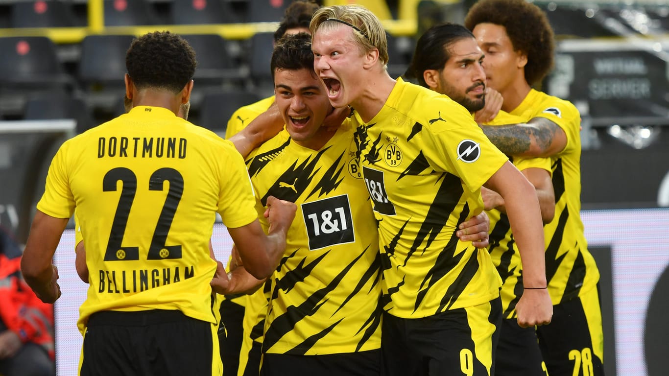 Dortmunds Haaland (M.) jubelt mit seinen Teamkollegen.