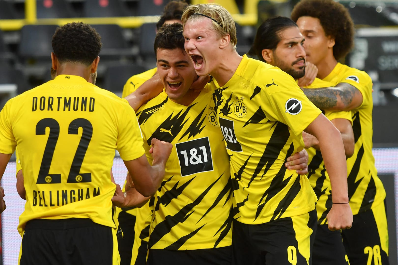 Dortmunds Haaland (M.) jubelt mit seinen Teamkollegen.