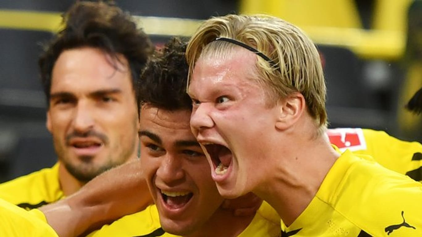 Dortmunds Giovanni Reyna (M) bejubelt sein Tor zum 1:0 mit seinem Teamkollegen Erling Haaland.