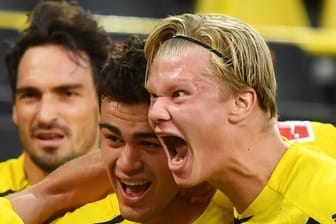 Dortmunds Giovanni Reyna (M) bejubelt sein Tor zum 1:0 mit seinem Teamkollegen Erling Haaland.