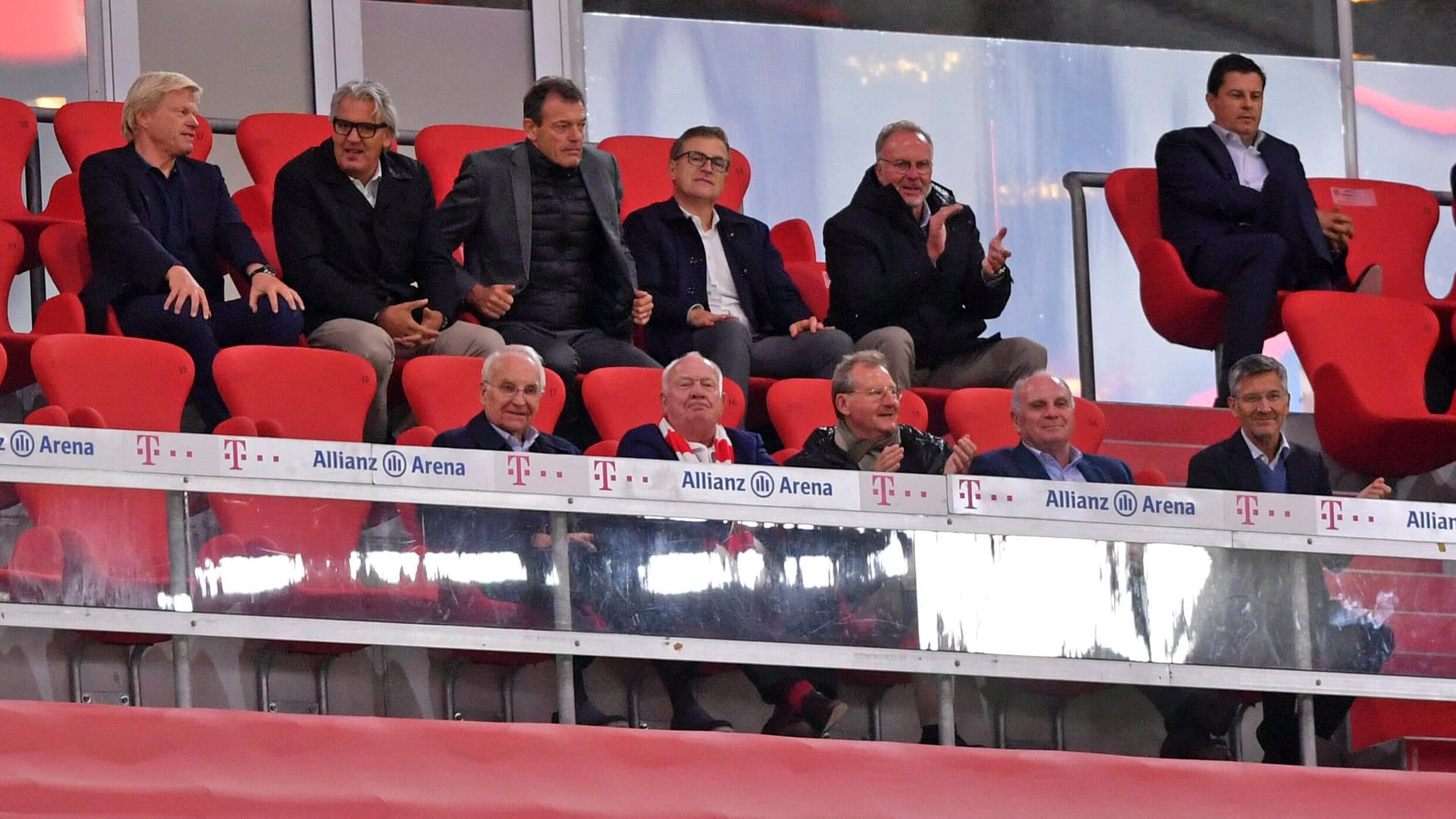 Von Abstand nichts zu sehen: Die Führungsetage des FC Bayern auf der Tribüne beim 8:0 gegen Schalke. Von Abstand nichts zu sehen: Die Führungsetage des FC Bayern auf der Tribüne beim 8:0 gegen Schalke.