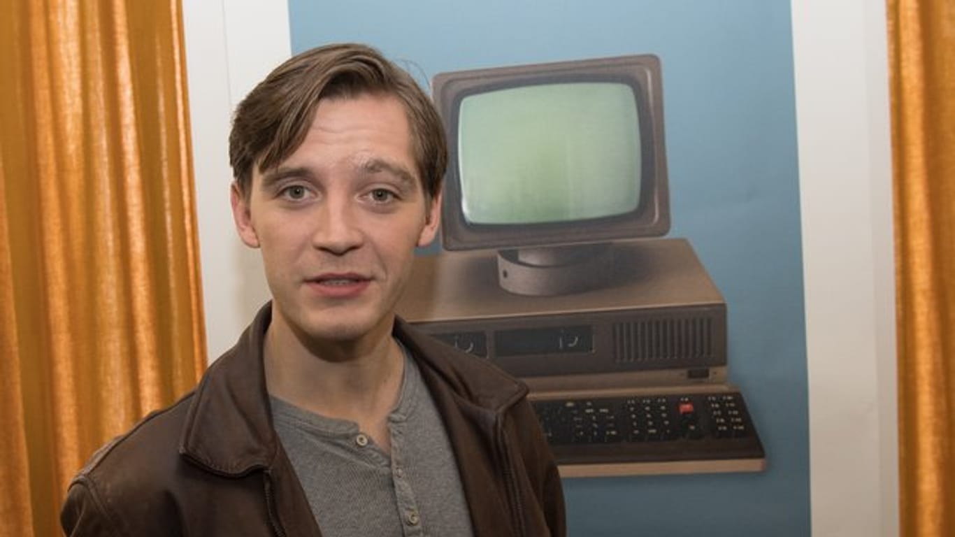 Jonas Nay bei den Dreharbeiten zur Serie "Deutschland 89".