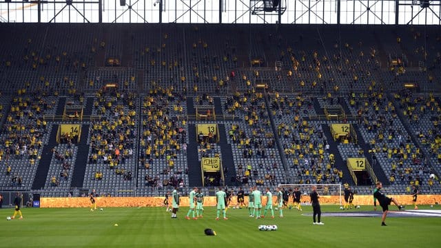 In Dortmund sahen 9300 Zuschauer den 3:0-Sieg des BVB gegen Borussia Mönchengladbach. In Dortmund sahen 9300 Zuschauer den 3:0-Sieg des BVB gegen Borussia Mönchengladbach.