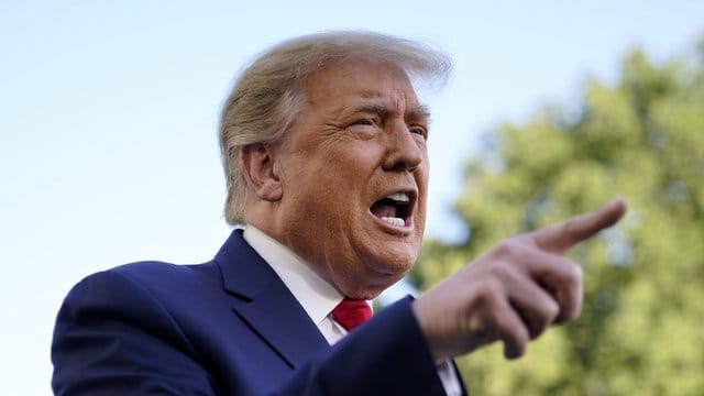 US-Präsident Donald Trump spricht auf dem Südrasen des Weißen Hauses mit Journalisten. US-Präsident Donald Trump spricht auf dem Südrasen des Weißen Hauses mit Journalisten.