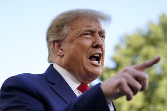 US-Präsident Donald Trump spricht auf dem Südrasen des Weißen Hauses mit Journalisten.