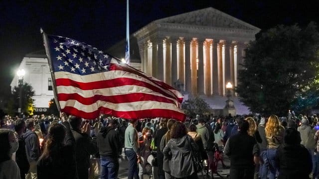 Menschen versammeln sich vor dem Obersten Gerichtshof der USA, um ihren Respekt gegenüber der verstorbenen Richterin Ruth Bader Ginsburg zu zeigen. Menschen versammeln sich vor dem Obersten Gerichtshof der USA, um ihren Respekt gegenüber der verstorbenen Richterin Ruth Bader Ginsburg zu zeigen.
