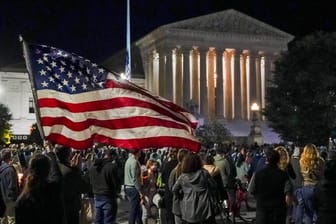 Menschen versammeln sich vor dem Obersten Gerichtshof der USA, um ihren Respekt gegenüber der verstorbenen Richterin Ruth Bader Ginsburg zu zeigen.