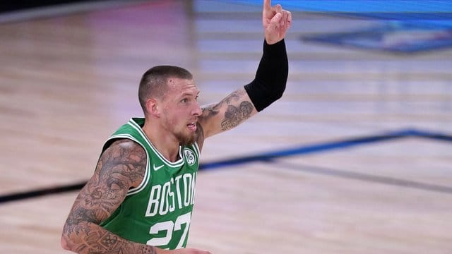 Konnte mit den Celtics gegen Miami Heat in der Serie Best-of-Seven auf 1:2 verkürzen: Daniel Theis feiert einen Treffer. Konnte mit den Celtics gegen Miami Heat in der Serie Best-of-Seven auf 1:2 verkürzen: Daniel Theis feiert einen Treffer.