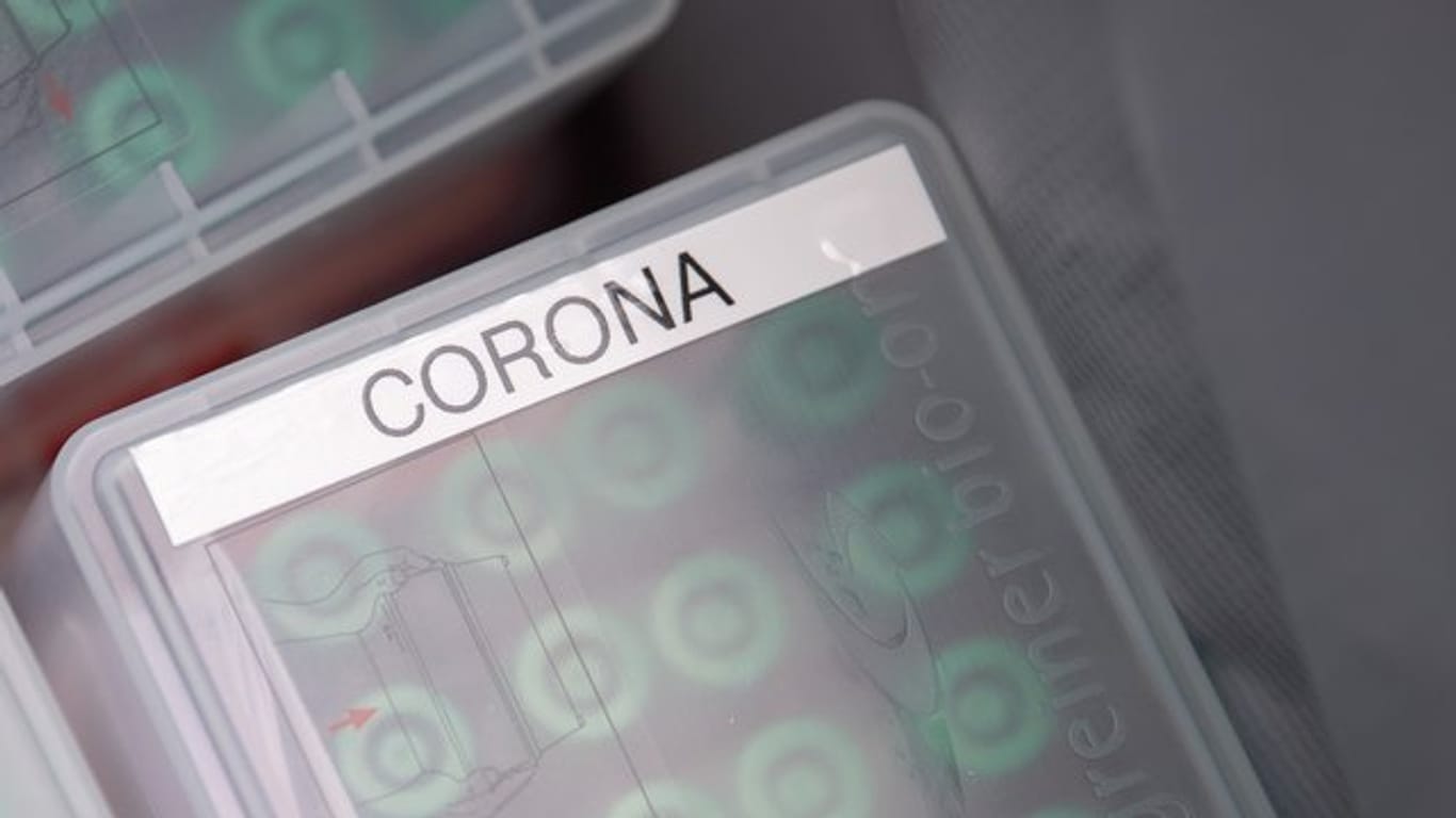 "Corona" steht im Corona-Testcenter am Stuttgarter Flughafen auf einer Dose mit durchgeführten Tests.