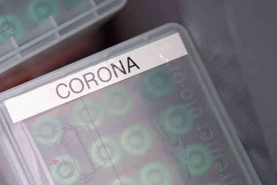 "Corona" steht im Corona-Testcenter am Stuttgarter Flughafen auf einer Dose mit durchgeführten Tests.