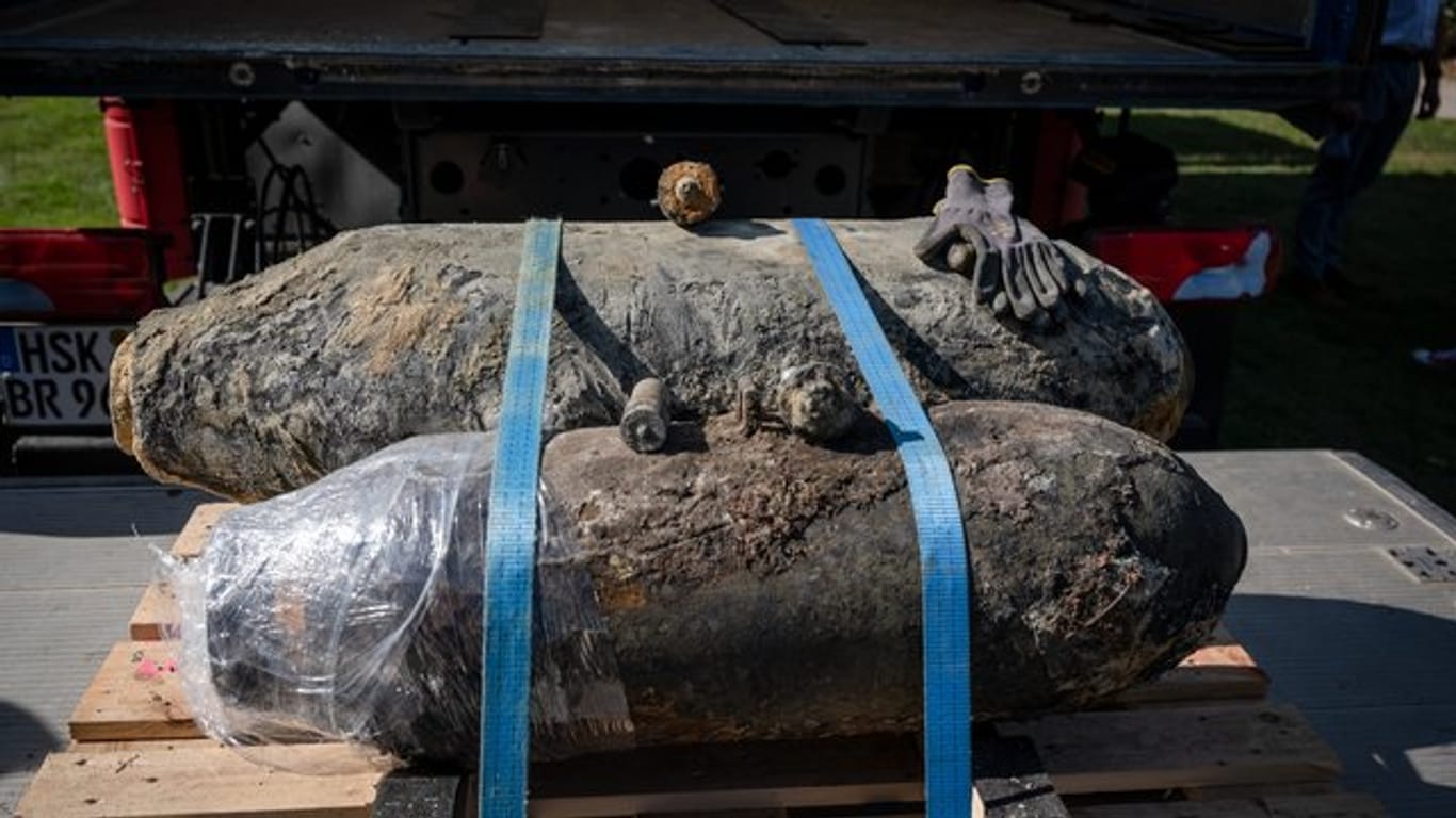 Die entschärften Weltkriegsbomben liegen festgeschnürt auf der Ladefläche eines Lastwagens.