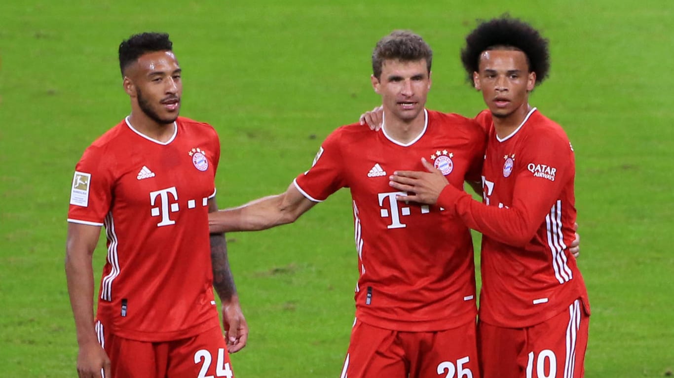 FC Bayern München: Die Reise des Rekordmeisters zum Supercup nach Ungarn wird bereits wild diskutiert.