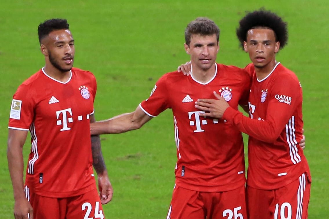 FC Bayern München: Die Reise des Rekordmeisters zum Supercup nach Ungarn wird bereits wild diskutiert.