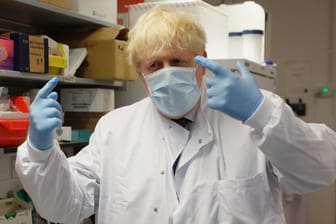 Boris Johnson in einem Forschungsinstitut: Der britische Premierminister steht wegen seines Umgangs mit der Corona-Pandemie massiv in der Kritik.