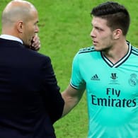 Noch nicht auf einer Wellenlänge: Trainer Zinédine Zidane und Luka Jovic bei Real Madrid.