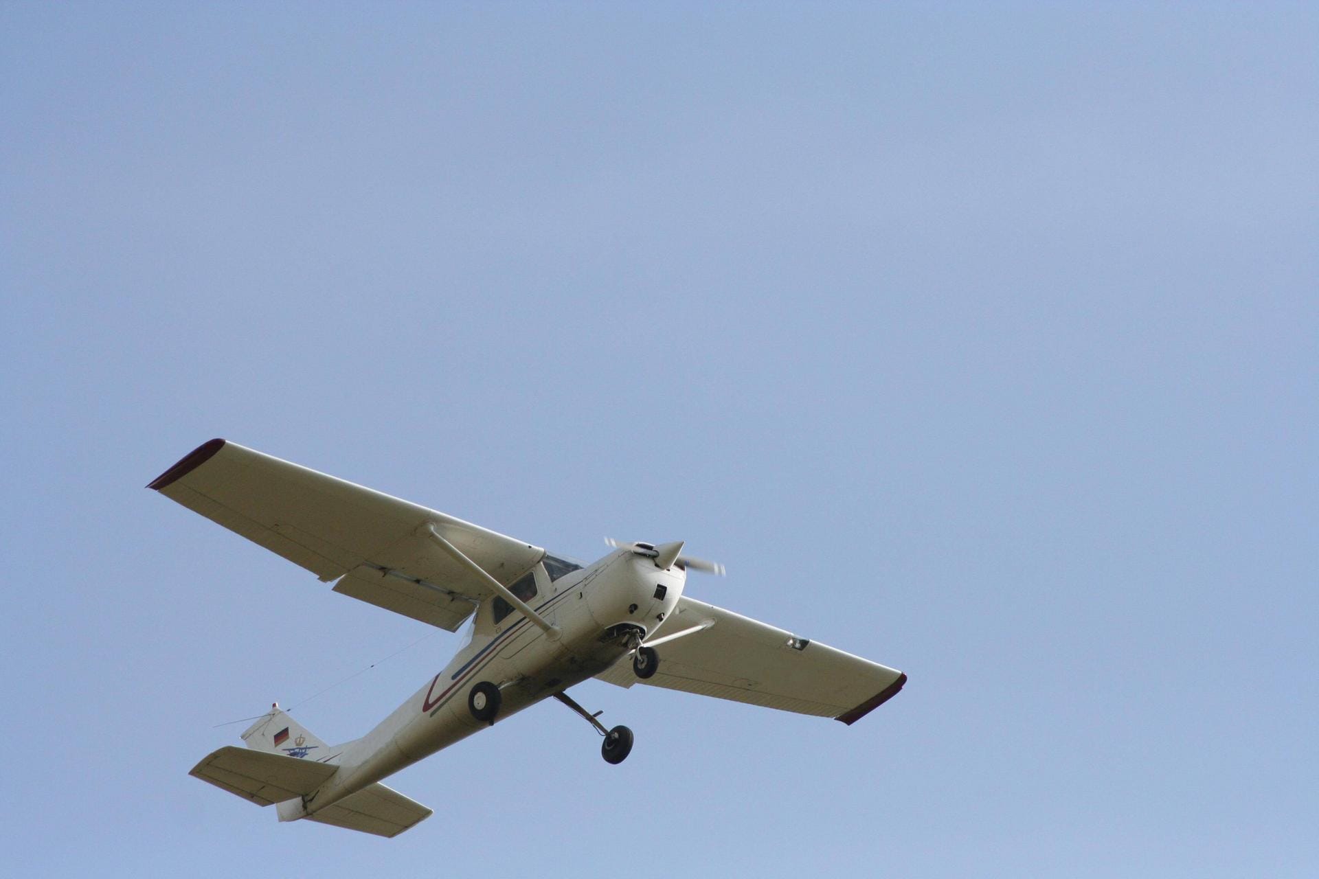 Ein Sportflugzeug: Weshalb das Flugzeug abstürzte, ist noch unklar. (Symbolbild)