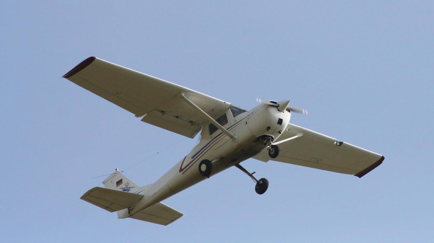 Ein Sportflugzeug: Weshalb das Flugzeug abstürzte, ist noch unklar. (Symbolbild)