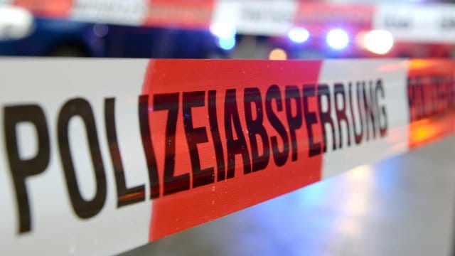 Polizeiabsperrung: Die Ermittlungen zur Unfallursache dauern nach Angaben der Polizei noch an. Polizeiabsperrung: Die Ermittlungen zur Unfallursache dauern nach Angaben der Polizei noch an.