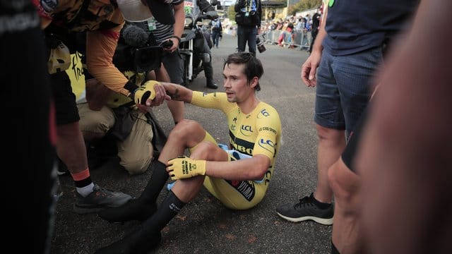 Fassunngslos: Einen Tag vor Tour-Ende musste Primoz Roglic sein Gelbes Trikot des Gesamtführenden wieder ausziehen.