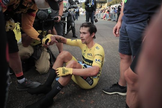 Fassunngslos: Einen Tag vor Tour-Ende musste Primoz Roglic sein Gelbes Trikot des Gesamtführenden wieder ausziehen.