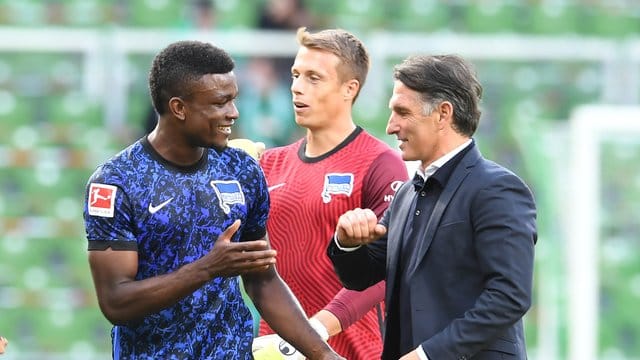 Gut gemacht: Hertha-Coach Bruno Labbadia beglückwünscht Neuzugang Jhon Cordoba. Gut gemacht: Hertha-Coach Bruno Labbadia beglückwünscht Neuzugang Jhon Cordoba.