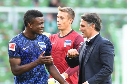 Gut gemacht: Hertha-Coach Bruno Labbadia beglückwünscht Neuzugang Jhon Cordoba.