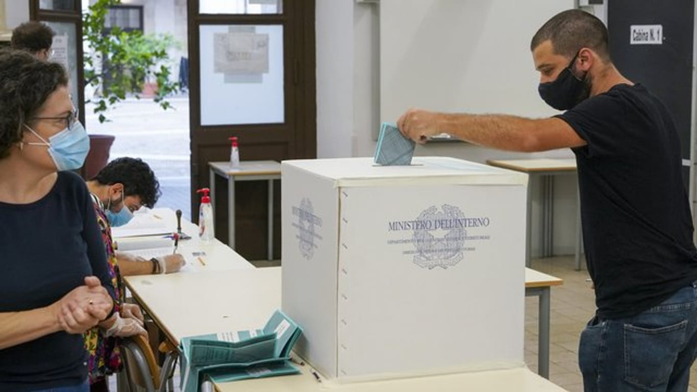Ein Mann während seiner Stimmabgabe in einem Wahllokal in Rom.