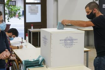 Ein Mann während seiner Stimmabgabe in einem Wahllokal in Rom.