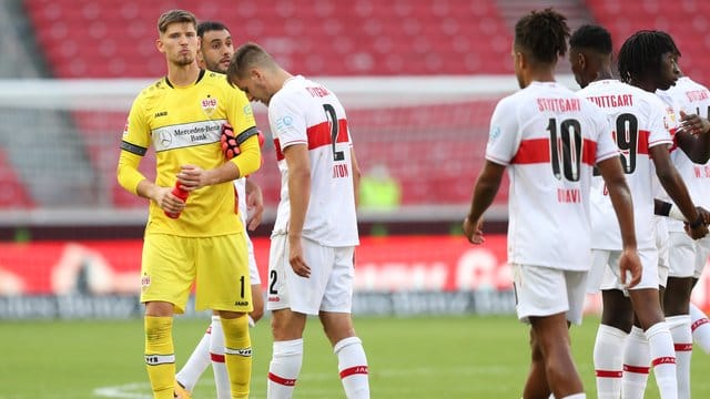 Enttäuscht: Die VfB-Profis nach der Heimpleite gegen den SC Freiburg.