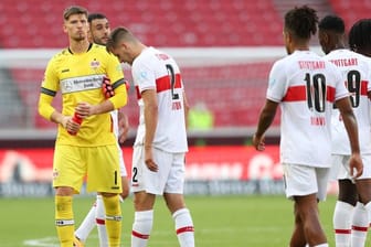 Enttäuscht: Die VfB-Profis nach der Heimpleite gegen den SC Freiburg.
