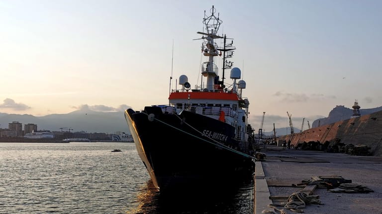 Die "Sea-Watch 4" im Hafen von Palermo: Die Inspektoren werfen den "Sea Watch"-Betreibern vor, dass die Rettung von Menschen nicht der Registrierung des Schiffes entspreche.