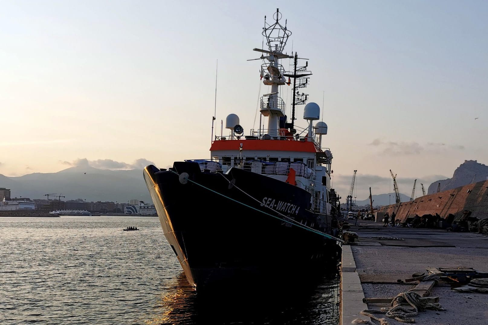 Die "Sea-Watch 4" im Hafen von Palermo: Die Inspektoren werfen den "Sea Watch"-Betreibern vor, dass die Rettung von Menschen nicht der Registrierung des Schiffes entspreche.