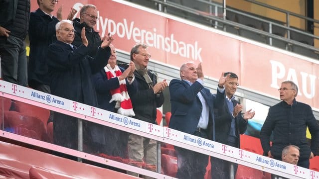 Jubeln ohne Abstand: Die Bayern-Spitze beim Sieg gegen Schalke 04.