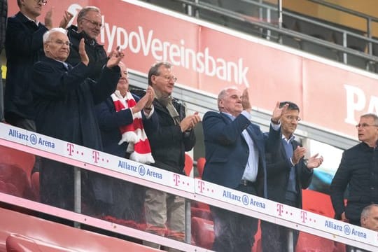 Jubeln ohne Abstand: Die Bayern-Spitze beim Sieg gegen Schalke 04.
