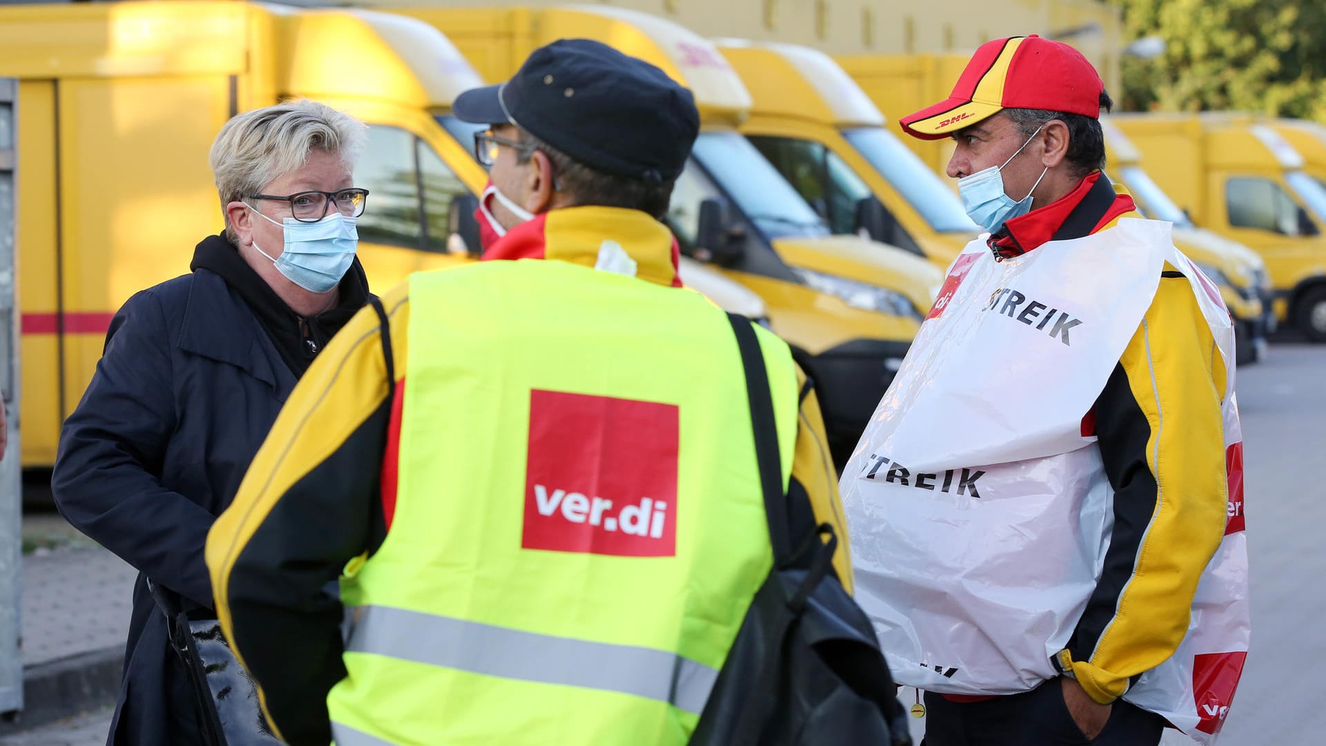 Mitarbeiter stehen bei einem Streik an einer Deutsche-Post-DHL-Niederlassung vor der Niederlassung: Bund und Arbeitgeber streiten über Tarifverhandlungen für mehr als 2,5 Millionen Beschäftigte. (Archivbild)