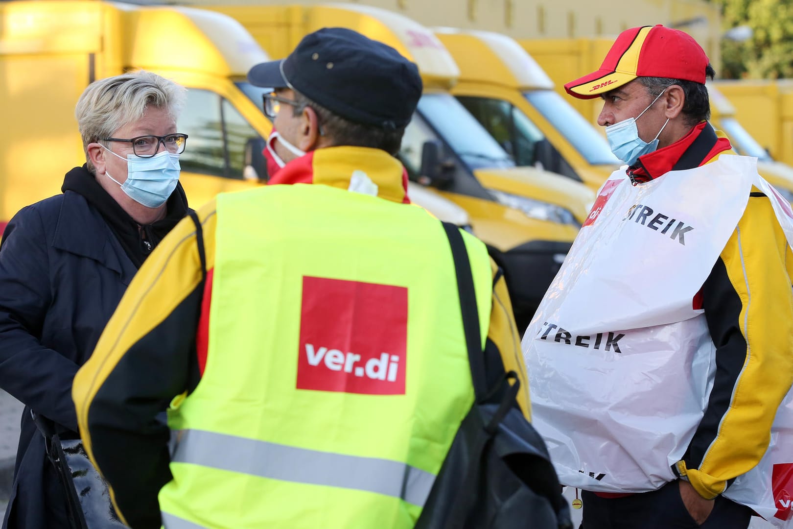 Mitarbeiter stehen bei einem Streik an einer Deutsche-Post-DHL-Niederlassung vor der Niederlassung: Bund und Arbeitgeber streiten über Tarifverhandlungen für mehr als 2,5 Millionen Beschäftigte. (Archivbild)