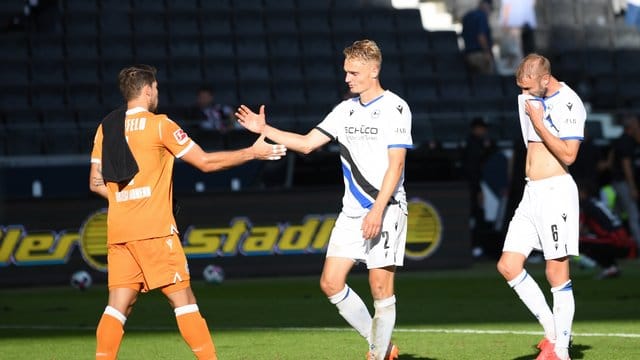 Zumindest über einen Punkt konnten sich die Bielefeld-Profis bei Eintracht Frankfurt freuen. Zumindest über einen Punkt konnten sich die Bielefeld-Profis bei Eintracht Frankfurt freuen.