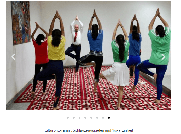 Yoga: Robby Schlund bei seiner Dienstreise nach Indien an einer Schule, wo er Einheit mit den Schülern leitete.