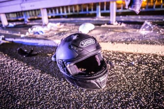 Ein Motorradhelm liegt auf der Strraße: Vater und Sohn sind bei einem Unfall mit dem Motorrad gestorben. (Symbolbild)