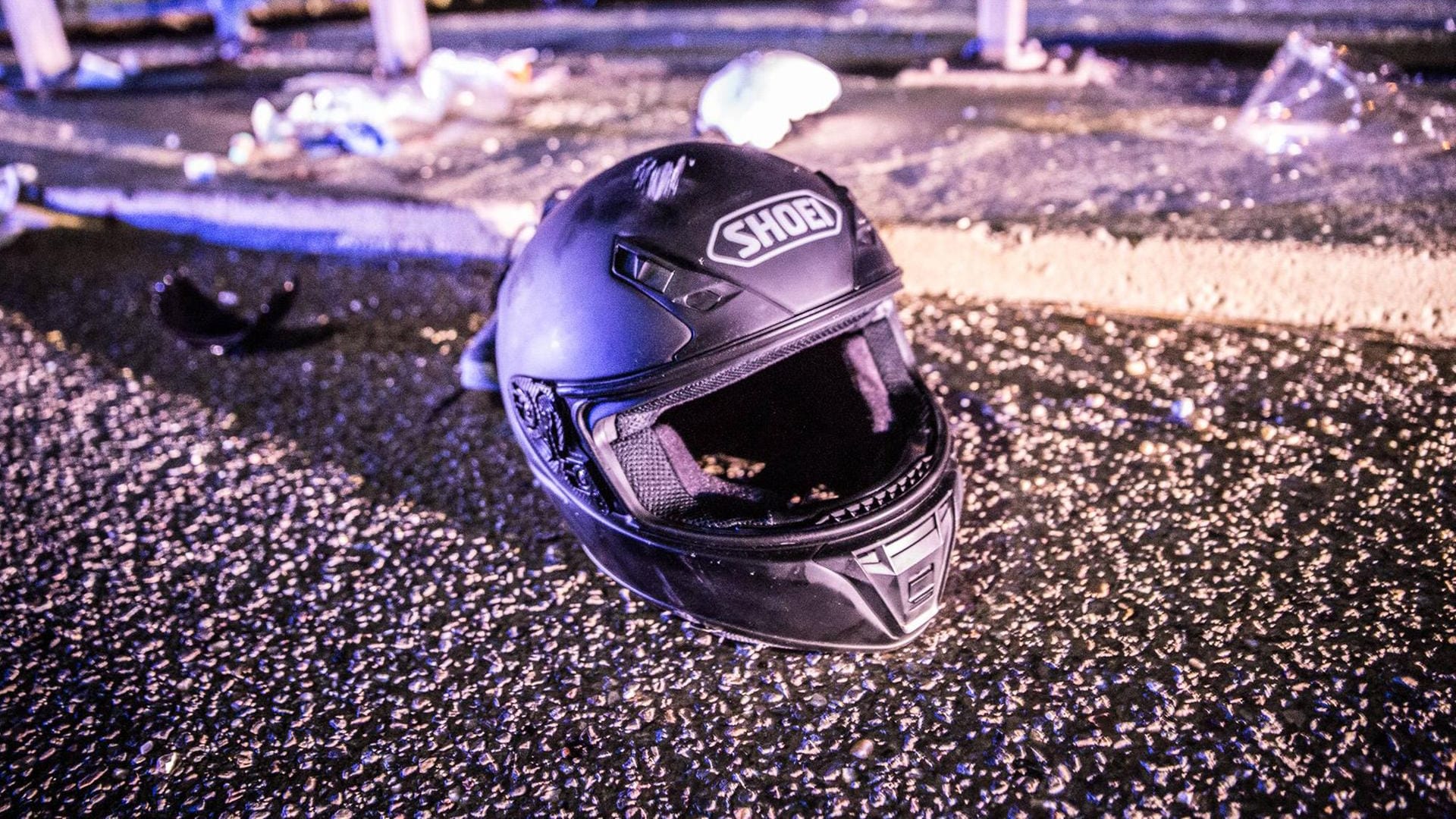 Ein Motorradhelm liegt auf der Strraße: Vater und Sohn sind bei einem Unfall mit dem Motorrad gestorben. (Symbolbild)