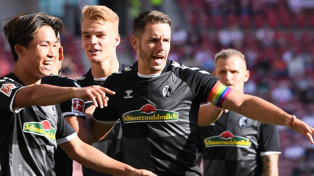 SC Freiburg: Christian Günter trug zum Saisonstart der Bundesliga gegen den VfB Stuttgart eine Kapitänsbinde in Regenbogenfarben. SC Freiburg: Christian Günter trug zum Saisonstart der Bundesliga gegen den VfB Stuttgart eine Kapitänsbinde in Regenbogenfarben.