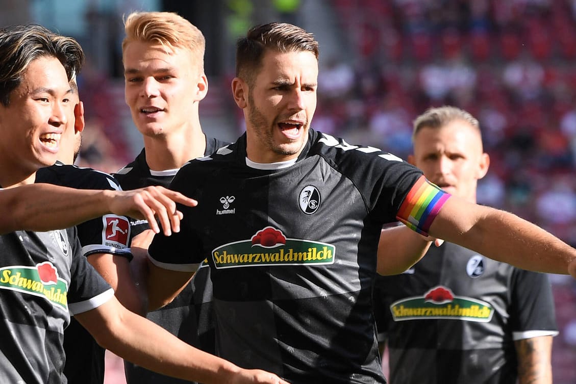 SC Freiburg: Christian Günter trug zum Saisonstart der Bundesliga gegen den VfB Stuttgart eine Kapitänsbinde in Regenbogenfarben.