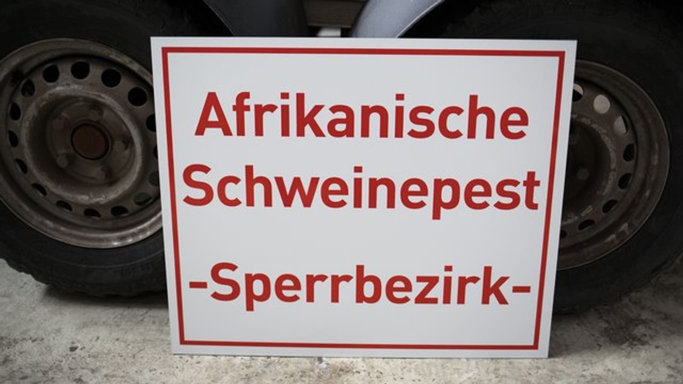 Ein Schild mit der Aufschrift "Afrikanische Schweinepest - Sperrbezirk-" im hessischen Zentrallager für Tierseuchenbekämpfungsmaterial.
