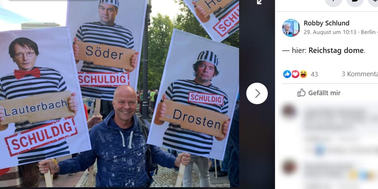 "Poltische Satire": Schlund mit Plakaten bei der Corona-Demo am 29. August.