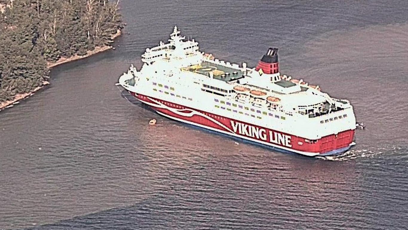 Finnland, Långnäs: Eine Ostsee-Fähre mit rund 280 Menschen an Bord ist vor der finnischen Inselgruppe Aland auf Grund gelaufen.