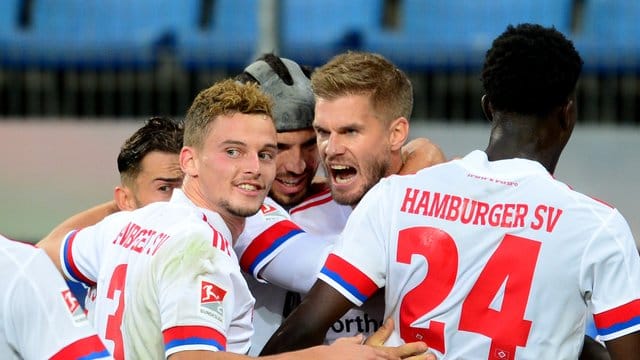 Simon Terodde (M) war der gefeierte Mann beim HSV-Sieg gegen Düsseldorf. Simon Terodde (M) war der gefeierte Mann beim HSV-Sieg gegen Düsseldorf.