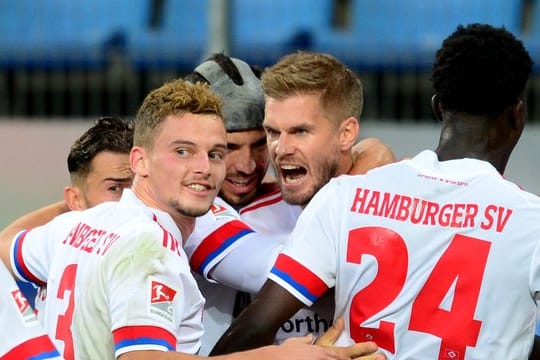 Simon Terodde (M) war der gefeierte Mann beim HSV-Sieg gegen Düsseldorf.