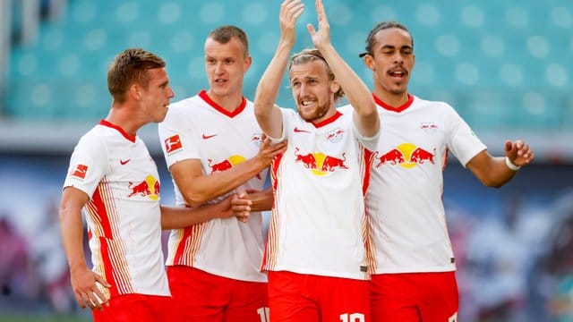 Leipzigs Dani Olmo (l-r), Lukas Klostermann, Emil Forsberg und Yussuf Poulsen jubeln nach Forsbergs Elfmetertor zum 1:0.