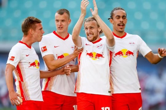 Leipzigs Dani Olmo (l-r), Lukas Klostermann, Emil Forsberg und Yussuf Poulsen jubeln nach Forsbergs Elfmetertor zum 1:0.