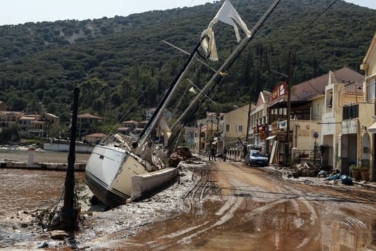 Eine Segelyacht liegt nach einem Sturm neben einer Straße in Kefalonia.